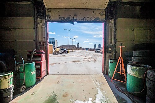 MIKAELA MACKENZIE / WINNIPEG FREE PRESS

The view from a bay at the Auto Centre on top of The Bay parking garage in Winnipeg on Thursday, March 25, 2021.  For Ben Waldman story.

Winnipeg Free Press 2021