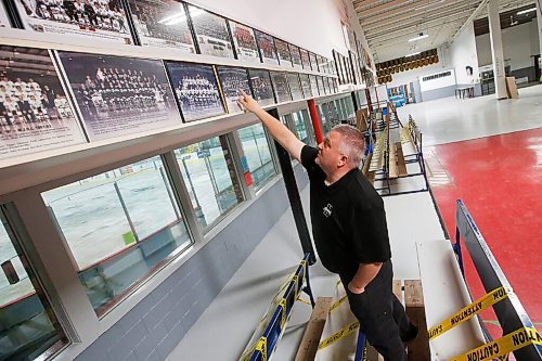 JOHN WOODS / WINNIPEG FREE PRESS
Ken Pearson, Neepawa Native head coach and GM, points to himself in a photo of the 89-90 Natives junior team in the lobby at Yellowhead Centre arena in Neepawa Thursday, March 25, 2021. The Natives are planning a name change.

Reporter: Sawatzky