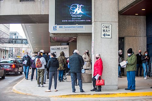 MIKAELA MACKENZIE / WINNIPEG FREE PRESS

A lineup for the vaccine supercentre stretches from the RBC Convention Centre entrance on York Avenue around the building on Carlton Street in Winnipeg on Thursday, March 25, 2021.  

Winnipeg Free Press 2021