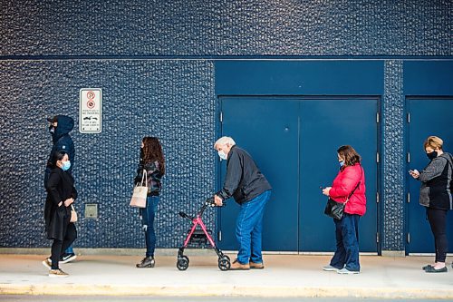 MIKAELA MACKENZIE / WINNIPEG FREE PRESS

A lineup for the vaccine supercentre stretches from the RBC Convention Centre entrance on York Avenue around the building on Carlton Street in Winnipeg on Thursday, March 25, 2021.  

Winnipeg Free Press 2021