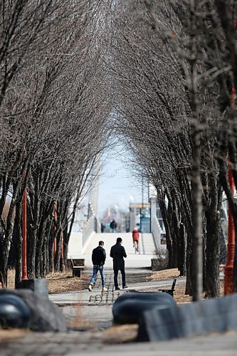 JOHN WOODS / WINNIPEG FREE PRESS
People walk at the Forks Sunday, March 28, 2021. Weather might be turning bad Monday night in some parts of Manitoba.

Reporter: ?