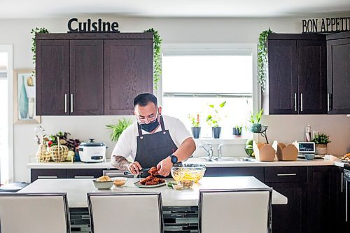 MIKAELA MACKENZIE / WINNIPEG FREE PRESS

Chef Mark Merano plates Korean fried chicken at home in Winnipeg on Monday, March 29, 2021.  For Eva Wasney story.

Winnipeg Free Press 2021