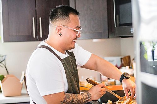 MIKAELA MACKENZIE / WINNIPEG FREE PRESS

Chef Mark Merano makes Korean fried chicken at home in Winnipeg on Monday, March 29, 2021.  For Eva Wasney story.

Winnipeg Free Press 2021