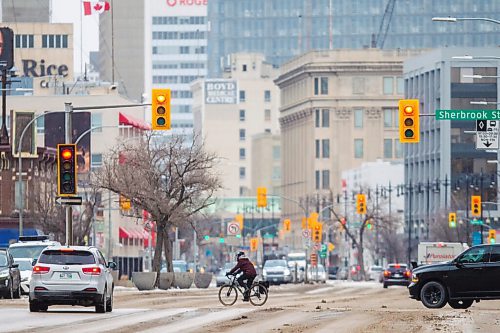 MIKAELA MACKENZIE / WINNIPEG FREE PRESS

Slushy, cold weather on Portage Avenue in Winnipeg on Tuesday, March 30, 2021.  Standup.

Winnipeg Free Press 2021