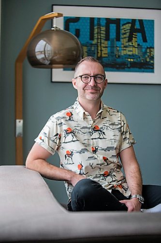 MIKAELA MACKENZIE / WINNIPEG FREE PRESS

Artist Eric Ouimet poses for a portrait with one of his pieces behind him at home in Grande Pointe on Tuesday, March 30, 2021.  For Dave Sanderson story.

Winnipeg Free Press 2021