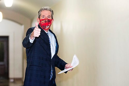 MIKAELA MACKENZIE / WINNIPEG FREE PRESS

Premier Brian Pallister gives a thumbs up before heading in to speak to the media about wait times in Winnipeg on Wednesday, March 31, 2021. For Carol Sanders story.

Winnipeg Free Press 2021
