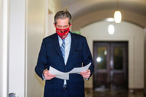 MIKAELA MACKENZIE / WINNIPEG FREE PRESS

Premier Brian Pallister looks at his briefing before speaking to the media about wait times in Winnipeg on Wednesday, March 31, 2021. For Carol Sanders story.

Winnipeg Free Press 2021