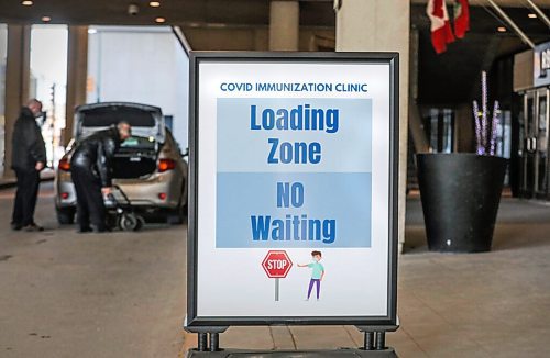 RUTH BONNEVILLE / WINNIPEG FREE PRESS 

Local - Vaccination site 

Cars line up in the loading zone at the vaccination centre at The RBC Convention Centre Thursday. 

See Danielle's story 

April 1 ,2021
