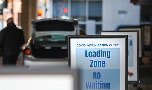 RUTH BONNEVILLE / WINNIPEG FREE PRESS 

Local - Vaccination site 

Cars line up in the loading zone at the vaccination centre at The RBC Convention Centre Thursday. 

See Danielle's story 

April 1 ,2021
