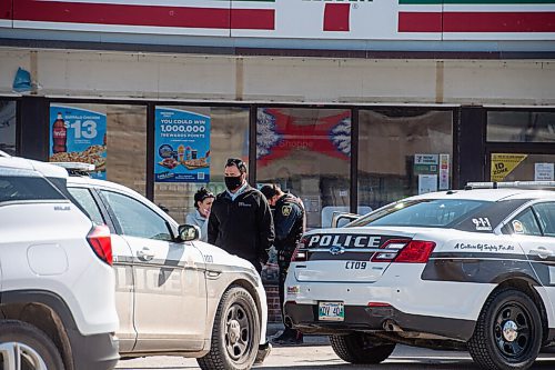 MIKE SUDOMA / WINNIPEG FREE PRESS 
A WPS Major Crimes Unit officer walks away from a 7-11 store on the corner of Arlington and Notre Dame Ave Thursday morning
April 1, 2021