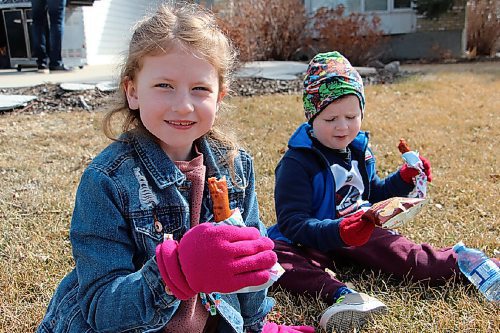 Canstar Community News Payton Phillips, left, and her brother Findlay snack on hotdogs at the Gerbrandts' house. Don't ask them if they want buns  the answer is no. (GABRIELLE PICHÉ/CANSTAR COMMUNITY NEWS/HEADLINER)