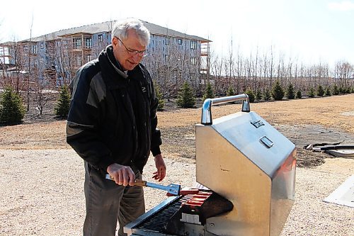 Canstar Community News Pastor Ray Klassen cooked hotdogs at La Salle Community Fellowship on March 27. (GABRIELLE PICHÉ/CANSTAR COMMUNITY NEWS/HEADLINER)