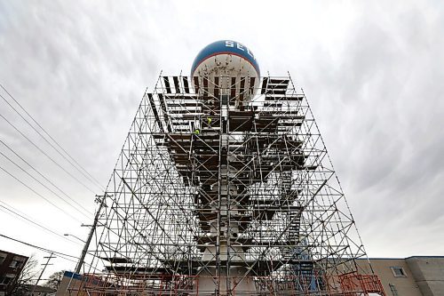 RUTH BONNEVILLE / WINNIPEG FREE PRESS 

Standup - Selkirk Water tower 

Workers with High-Rise Scaffolding slowly make their way to the underbelly of the Selkirk water tower on Monday. 
The scaffolding is being set up around the Selkirk water tower as part of a project to repaint the exterior of the 135-foot 200,000-gallon tower.




April 05  2021