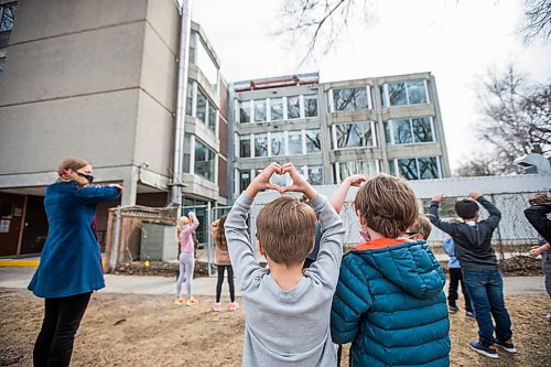 MIKAELA MACKENZIE / WINNIPEG FREE PRESS

Grade 2/3 kids from Earl Grey School make heart symbols with their hands to residents in the Convalescent Home of Winnipeg in Winnipeg on Monday, April 5, 2021. The class has been coming almost every day since November to cheer up folks in the long-term care home. Standup.

Winnipeg Free Press 2021