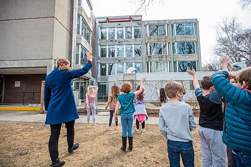 MIKAELA MACKENZIE / WINNIPEG FREE PRESS

Grade 2/3 kids from Earl Grey School wave to residents in the Convalescent Home of Winnipeg in Winnipeg on Monday, April 5, 2021. The class has been coming almost every day since November to cheer up folks in the long-term care home. Standup.

Winnipeg Free Press 2021