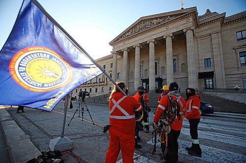 MIKE DEAL / WINNIPEG FREE PRESS
Manitoba Hydro workers with the IBEW Local 2034 gather at foot to the steps in front of the Manitoba Legislative building early Tuesday morning asking the government to step aside so they can negotiate with Manitoba Hydro without interference. 
IBEW 2034 business manager, Mike Espenell made a statement. 
210406 - Tuesday, April 6, 2021.