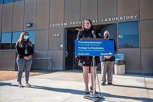 MIKAELA MACKENZIE / WINNIPEG FREE PRESS

Laboratory technician Chaturika Jayawardana (left), health and seniors care minister Heather Stefanson, and finance minister Scott Fielding make a budget announcement at Cadham Provincial Laboratory in Winnipeg on Tuesday, April 6, 2021. For Carol Sanders story.

Winnipeg Free Press 2021