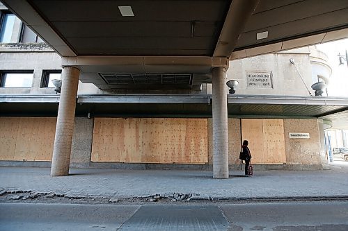 JOHN WOODS / WINNIPEG FREE PRESS
Pedestrian and bus traffic is down in the Graham and Vaughan area Tuesday, April 6, 2021. The reduced traffic is leading to hardship for local business.

Reporter: Waldman