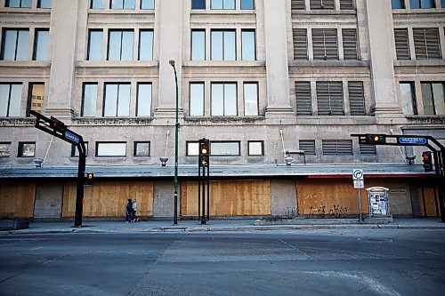 JOHN WOODS / WINNIPEG FREE PRESS
Pedestrian and bus traffic is down in the Graham and Vaughan area Tuesday, April 6, 2021. The reduced traffic is leading to hardship for local business.

Reporter: Waldman