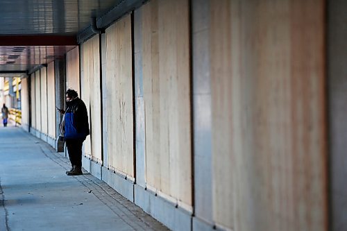 JOHN WOODS / WINNIPEG FREE PRESS
Pedestrian and bus traffic is down in the Graham and Vaughan area Tuesday, April 6, 2021. The reduced traffic is leading to hardship for local business.

Reporter: Waldman