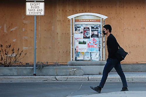 JOHN WOODS / WINNIPEG FREE PRESS
Pedestrian and bus traffic is down in the Graham and Vaughan area Tuesday, April 6, 2021. The reduced traffic is leading to hardship for local business.

Reporter: Waldman