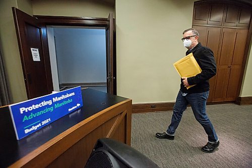 MIKE DEAL / WINNIPEG FREE PRESS
Columnist Dan Lett picks up his physical copy of the embargoed 2021 Budget at the Manitoba Legislative building Wednesday morning. 
210407 - Wednesday, April 07, 2021.