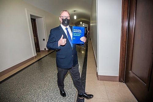 MIKAELA MACKENZIE / WINNIPEG FREE PRESS

Finance minister Scott Fielding walks in to speak to the media about the 2021 budget at the Manitoba Legislative Building in Winnipeg on Wednesday, April 7, 2021. For --- story.

Winnipeg Free Press 2021