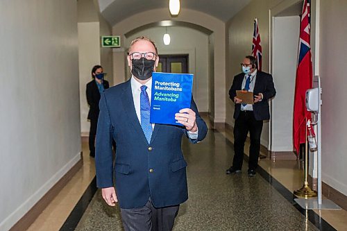 MIKAELA MACKENZIE / WINNIPEG FREE PRESS

Finance minister Scott Fielding walks in to speak to the media about the 2021 budget at the Manitoba Legislative Building in Winnipeg on Wednesday, April 7, 2021. For --- story.

Winnipeg Free Press 2021