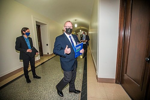 MIKAELA MACKENZIE / WINNIPEG FREE PRESS

Finance minister Scott Fielding walks in to speak to the media about the 2021 budget at the Manitoba Legislative Building in Winnipeg on Wednesday, April 7, 2021. For --- story.

Winnipeg Free Press 2021