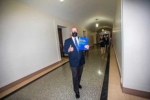 MIKAELA MACKENZIE / WINNIPEG FREE PRESS

Finance minister Scott Fielding walks in to speak to the media about the 2021 budget at the Manitoba Legislative Building in Winnipeg on Wednesday, April 7, 2021. For --- story.

Winnipeg Free Press 2021