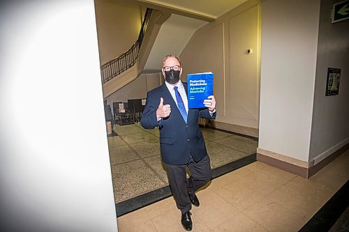 MIKAELA MACKENZIE / WINNIPEG FREE PRESS

Finance minister Scott Fielding walks in to speak to the media about the 2021 budget at the Manitoba Legislative Building in Winnipeg on Wednesday, April 7, 2021. For --- story.

Winnipeg Free Press 2021