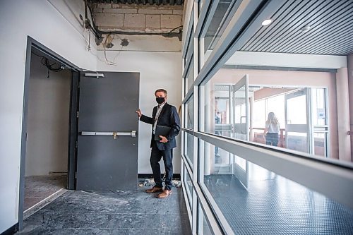 MIKAELA MACKENZIE / WINNIPEG FREE PRESS

Kelly Dehn, manager of public affairs with the WPS, shows the area set aside for a future community meeting space just off of the skywalk in the police headquarters in Winnipeg on Thursday, April 8, 2021. For Joyanne Pursaga story.

Winnipeg Free Press 2021