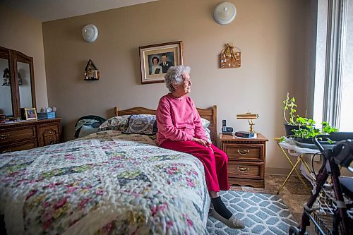 MIKAELA MACKENZIE / WINNIPEG FREE PRESS

Ruth Schroeder poses for a portrait with a wedding photo at her home in Morris on Thursday, April 8, 2021. John and Ruth Schroeder have been married for 76 years. For Jen Zoratti story.

Winnipeg Free Press 2021