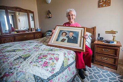 MIKAELA MACKENZIE / WINNIPEG FREE PRESS

Ruth Schroeder poses for a portrait with a wedding photo at her home in Morris on Thursday, April 8, 2021. John and Ruth Schroeder have been married for 76 years. For Jen Zoratti story.

Winnipeg Free Press 2021