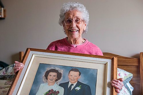 MIKAELA MACKENZIE / WINNIPEG FREE PRESS

Ruth Schroeder poses for a portrait with a wedding photo at her home in Morris on Thursday, April 8, 2021. John and Ruth Schroeder have been married for 76 years. For Jen Zoratti story.

Winnipeg Free Press 2021