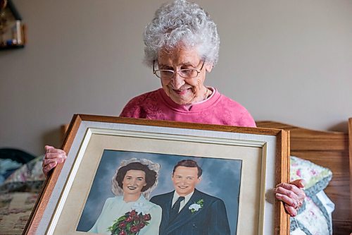 MIKAELA MACKENZIE / WINNIPEG FREE PRESS

Ruth Schroeder poses for a portrait with a wedding photo at her home in Morris on Thursday, April 8, 2021. John and Ruth Schroeder have been married for 76 years. For Jen Zoratti story.

Winnipeg Free Press 2021