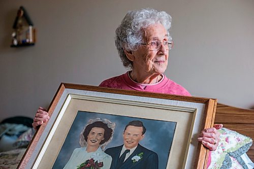 MIKAELA MACKENZIE / WINNIPEG FREE PRESS

Ruth Schroeder poses for a portrait with a wedding photo at her home in Morris on Thursday, April 8, 2021. John and Ruth Schroeder have been married for 76 years. For Jen Zoratti story.

Winnipeg Free Press 2021