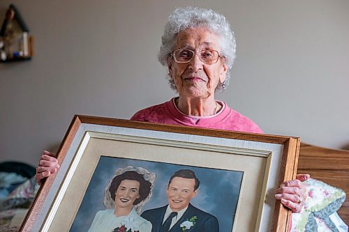 MIKAELA MACKENZIE / WINNIPEG FREE PRESS

Ruth Schroeder poses for a portrait with a wedding photo at her home in Morris on Thursday, April 8, 2021. John and Ruth Schroeder have been married for 76 years. For Jen Zoratti story.

Winnipeg Free Press 2021