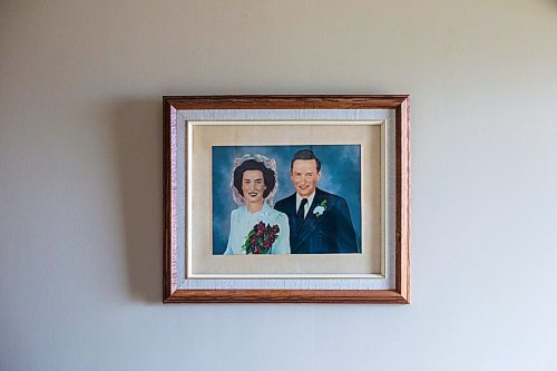 MIKAELA MACKENZIE / WINNIPEG FREE PRESS

A wedding photo of John and Ruth Schroeder at Ruth's home in Morris on Thursday, April 8, 2021. John and Ruth Schroeder have been married for 76 years. For Jen Zoratti story.

Winnipeg Free Press 2021