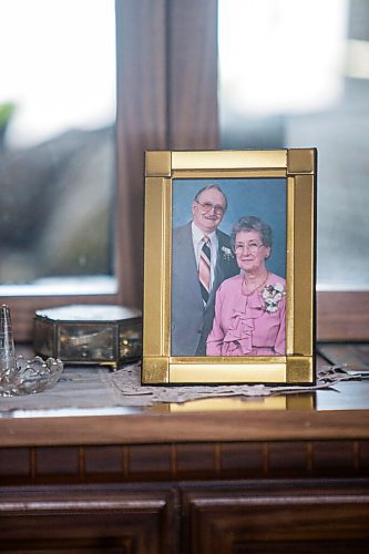 MIKAELA MACKENZIE / WINNIPEG FREE PRESS

A 50th anniversary photo of John and Ruth Schroeder in Morris on Thursday, April 8, 2021. John and Ruth Schroeder have been married for 76 years. For Jen Zoratti story.

Winnipeg Free Press 2021