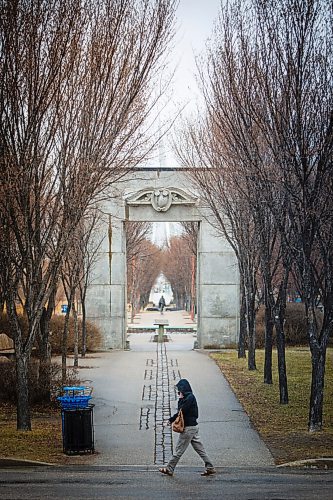 MIKE DEAL / WINNIPEG FREE PRESS
A person walks past the Alloway Arch close to Union Station at The Forks as a light rain falls Thursday afternoon.
The Alloway Arch is made from a part of the façade of the original Alloway and Champion Bank, which once stood at 362 Main Street.
210408 - Thursday, April 08, 2021.