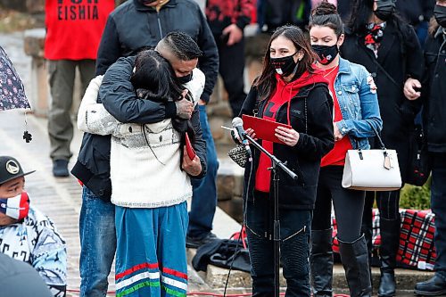 JOHN WOODS / WINNIPEG FREE PRESS
William Hudson and Christie Zebrasky, Eishia Hudsons parents, are given gifts by Leah Gazan at the one year anniversary of the police shooting and killing of Eishia Hudson at Odena Circle in Winnipeg Thursday, April 8, 2021. 

Reporter: Sellar