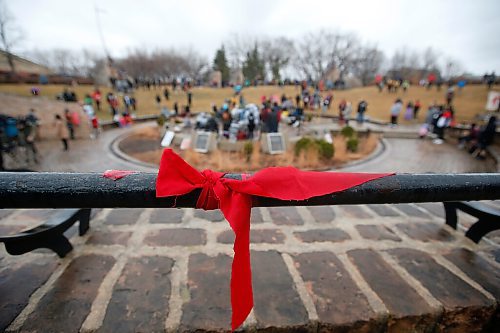 JOHN WOODS / WINNIPEG FREE PRESS
A red ribbon at the one year anniversary of the police shooting and killing of Eishia Hudson at Odena Circle in Winnipeg Thursday, April 8, 2021. 

Reporter: Sellar