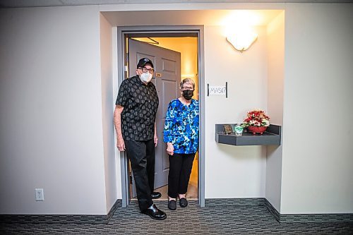 MIKAELA MACKENZIE / WINNIPEG FREE PRESS

Alma and Cyril Walker, who have gotten their first (but not their second) dose of the vaccine, pose for a portrait in their Transcona seniors' building in Winnipeg on Friday, April 9, 2021. For Katie May story.

Winnipeg Free Press 2021