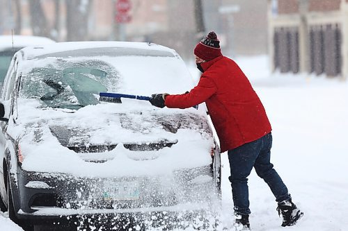 MIKE DEAL / WINNIPEG FREE PRESS
Dan Macleod clears off his van prior to taking his kid to school Tuesday morning in Fort Rouge. More snow is on the way with a forecast of an additional 5cm.
210413 - Tuesday, April 13, 2021