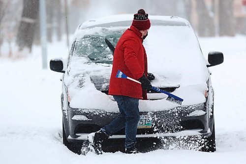 MIKE DEAL / WINNIPEG FREE PRESS
Dan Macleod clears off his van prior to taking his kid to school Tuesday morning in Fort Rouge. More snow is on the way with a forecast of an additional 5cm.
210413 - Tuesday, April 13, 2021