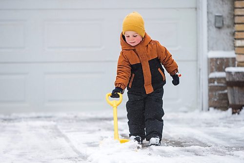 MIKAELA MACKENZIE / WINNIPEG FREE PRESS


Ilya Pidwinski, three, helps shovel snow in Tuxedo in Winnipeg on Tuesday, April 13, 2021.
Winnipeg Free Press 2020.