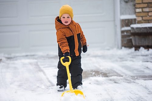 MIKAELA MACKENZIE / WINNIPEG FREE PRESS


Ilya Pidwinski, three, helps shovel snow in Tuxedo in Winnipeg on Tuesday, April 13, 2021.
Winnipeg Free Press 2020.