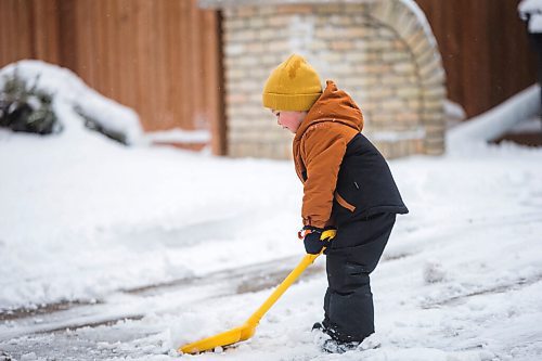 MIKAELA MACKENZIE / WINNIPEG FREE PRESS


Ilya Pidwinski, three, helps shovel snow in Tuxedo in Winnipeg on Tuesday, April 13, 2021.
Winnipeg Free Press 2020.