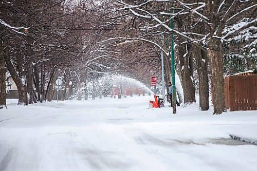MIKAELA MACKENZIE / WINNIPEG FREE PRESS


Grant Pidwinski uses a snowblower to clear his driveway in Tuxedo in Winnipeg on Tuesday, April 13, 2021.
Winnipeg Free Press 2020.